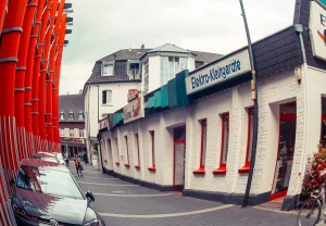 Juni 2021 Klostergasse, Neues erdrueckt Altes