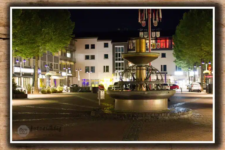 mai-2018-Marktplatz-mit brunnen- am-Abend-Heinsberg-8227